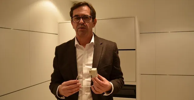 photo  franck coudrieau, délégué régional ouest altice-sfr, parcourt la région pour alerter sur la fermeture prochaine du réseau cuivre pour le téléphone fixe et l’adsl internet.  &copy;  ouest-france 