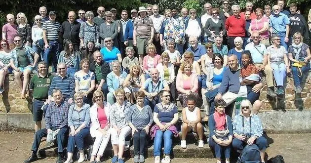 photo  une photo de famille des chalainois et des personnes de somersham prise dans le parc municipal de candé, en 2018.  &copy;  archives ouest-france 
