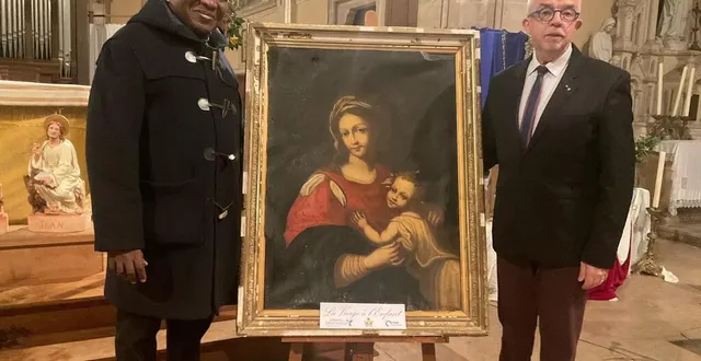 photo  après la messe de noël, le tableau de « la vierge à l’enfant » a été présenté aux fidèles par le père jean-marie et le maire, philippe bigot.  &copy;  ouest-france 