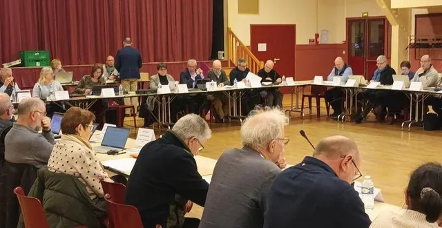 photo  les représentants des 51 communes du maine saosnois se sont réunis, vendredi 20 décembre, pour le dernier conseil communautaire de l’année 2024.  &copy;  ouest-france 