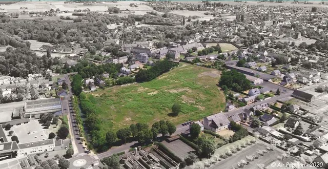 photo  le site désindustrialisé de france champignon, ici vu du ciel, accueillera le quartier montbeaume à beaufort-en-anjou. à gauche sur la photo, le collège molière.  &copy;  air papillon 