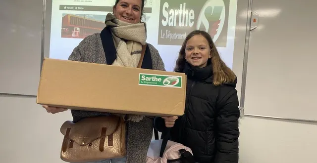 photo  anne hurpin et sa fille lily sont reparties avec un ordinateur offert par le conseil départemental de la sarthe.  &copy;  ouest-france 