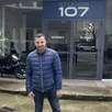 photo  flavien devant le fameux studio 107 où est enregistrée l’émission de nagui. 