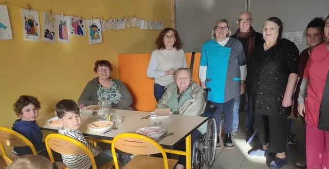 photo  un moment chaleureux avec les enfants de la cantine scolaire, des membres du ccas et des personnes âgées du bourg.  &copy;  ouest-france 