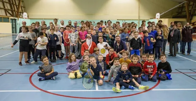 photo  enfants, animateurs, père noël : tous participaient au noël du tennis.  &copy;  le maine libre 