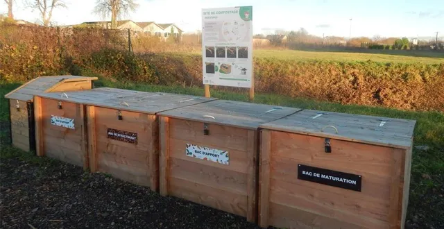 photo  les bacs se situent sur le parking aux abords des voies ferrées.  &copy;  le maine libre 