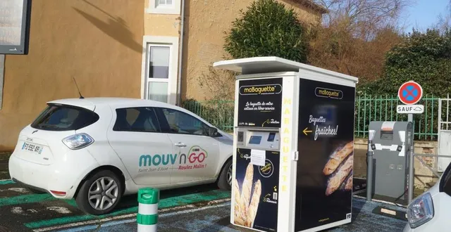 photo  un distributeur à baguettes est en service dans la commune, pour pallier la fermeture de la dernière boulangerie. il est installé place de la mairie au niveau du panneau d’informations lumineux. il est géré par la boulangerie mouette de sainte-jamme-sur-sarthe, 7 jours sur 7. il est possible de payer par carte bancaire ou en espèces.  &copy;  ouest-france 