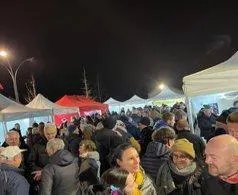 photo  il y avait foule pour ce marché de noël déplacé près du gymnase.  &copy;  ouest-france 
