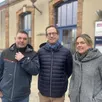 photo  jacques fortis, maire de briouze, antoine de stoppeleire, président de l’association, et marion gallot, directrice de l’association, devant la gare de briouze (orne). 