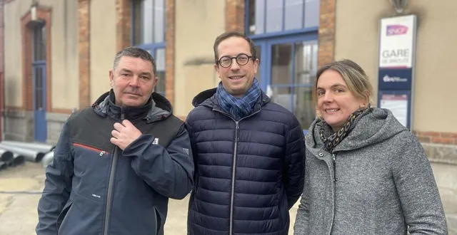 photo  jacques fortis, maire de briouze, antoine de stoppeleire, président de l’association, et marion gallot, directrice de l’association, devant la gare de briouze (orne).  &copy;  ouest-france 