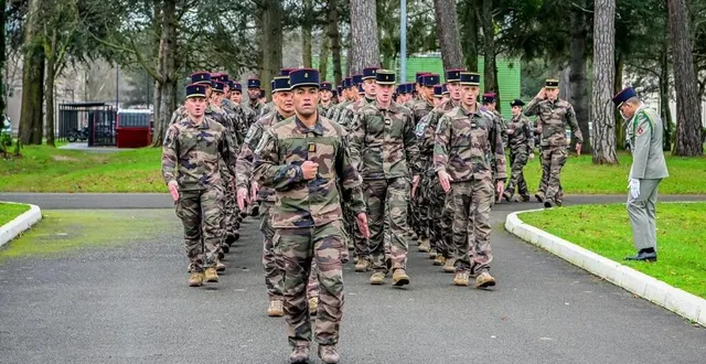 photo  les marsouins préparent la cérémonie de passation de commandement de la première compagnie entre le capitaine maxime et le capitaine grégoire.  &copy;  le maine libre – yvon loué 