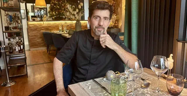 photo  stéphane chupin, le gérant du restaurant sol é luna s’apprête à recevoir 31 personnes le soir du 31 décembre 2024.  &copy;  ouest-france 