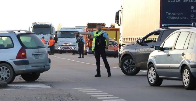 photo  un gendarme fait la régulation sur un accident de la route dans l’orne.  &copy;  archives ouest-france 