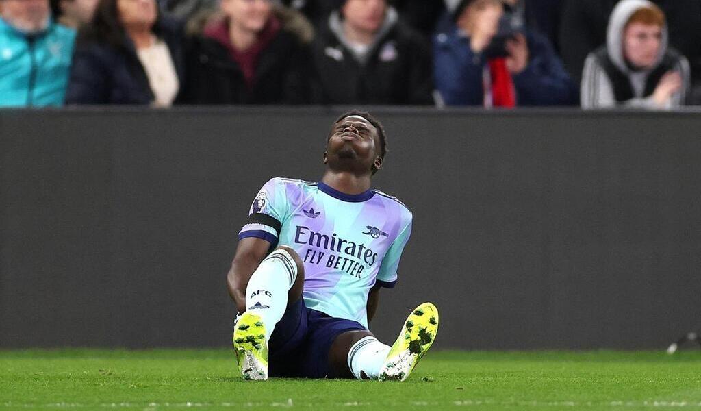 Coup dur pour Arsenal, Bukayo Saka devrait être éloigné des terrains de football durant trois mois