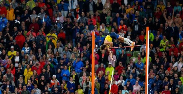 photo  le suédois armand duplantis passe une barre à 6,25 m en finale des jeux olympiques au stade de france, à paris.  ©  photo : ben stansall / afp 