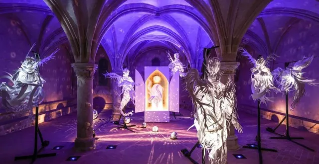 photo  l’abbaye accueille, pour la première fois lors des illuminations, une exposition : cette installation de l’artiste normande hélène liger, dans la salle capitulaire, qui évoque les anges musiciens de la cathédrale du mans.  &copy;  ouest-france 