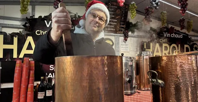 photo  harold papion vend ses traditionnels verres de vin chaud au marché de noël du mans.  &copy;  ouest-france 