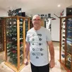 photo  philippe au milieu de sa collection de voitures en taille réduite. 