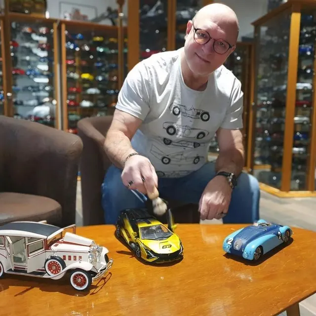 photo le collectionneur prend grand soin de ses voitures en modèle réduit.  ©  ouest-france