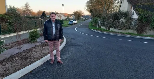 photo  le maire de fillé-sur-sarthe luc-marie faburel devant l’un des aménagements modifiés afin de sécuriser l’accès à la commune.  &copy;  le maine libre 