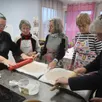 photo  beaufort, le 5 décembre 2024. en cette fin d’année, adeline marsat a animé plusieurs ateliers pour le centre d’animation toile de graines, dont celui-ci réservé aux seniors, où les participantes apprennent à faire de la nougatine. 