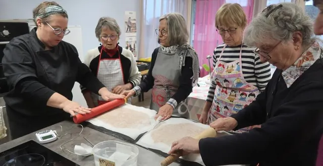 photo  beaufort, le 5 décembre 2024. en cette fin d’année, adeline marsat a animé plusieurs ateliers pour le centre d’animation toile de graines, dont celui-ci réservé aux seniors, où les participantes apprennent à faire de la nougatine.  &copy;  co - agathe le nueff 