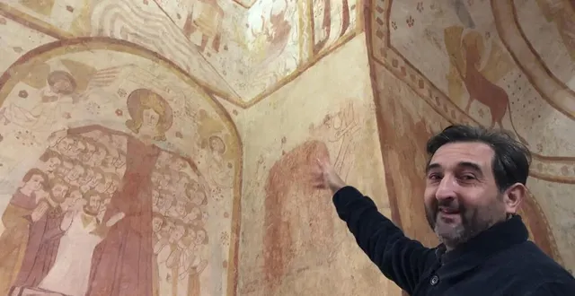 photo  historien d’alençon et archéologue, jean-david desforges montre la peinture de saint-céneri séparant la sarthe en deux.  &copy;  ouest-france 