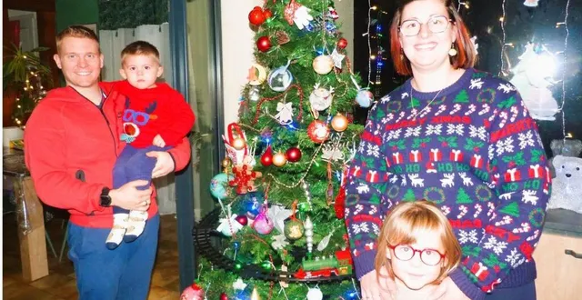 photo  fabrice et pauline de carvalho avec leurs enfants profitent du moment magique de noël en illuminant leur maison pendant plus d’un mois.  &copy;  ouest-france 