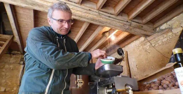 photo  stève brissault verse les cerneaux dans la presse : l’huile s’écoule, le déchet sec s’évacue.  &copy;  ouest-france 