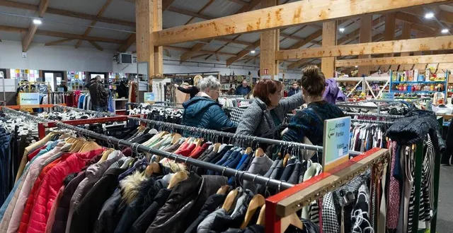 photo  saint-léger-de-linières, samedi 28 décembre 2024. la qualité des vêtements apportés par les donateurs laisse de plus en plus à désirer.  &copy;  co – régine lemarchand 