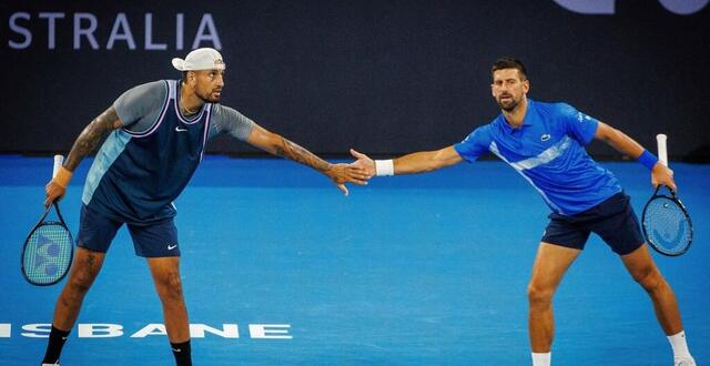 photo  nick kyrgios et novak djokovic ont offert au public de brisbane le spectacle qu’il attendait.  ©  photo : patrick hamilton/afp 