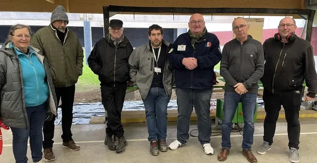 photo  le président dominique fillonneau (deuxième à droite), avec des bénévoles qui ont donné de leur temps pendant longtemps.  &copy;  ouest-france 