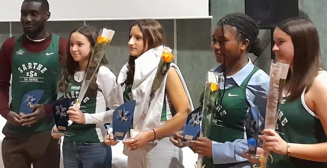 photo  les jeunes athlètes ont pu recevoir leur trophée.  &copy;  le maine libre 