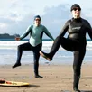 photo sur la plage de kersiguénou à crozon (finistère), les pingouins turbulents pratiquent le bodyboard.