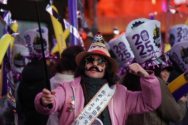 photo un fêtard sur times square à new york (états-unis), ce 1er janvier 2025.  ©  david dee delgado / getty images via afp