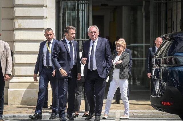 photo emmanuel macron et françois bayrou à pau (pyrénées-atlantiques), en juillet 023.  ©  quentin top / hans lucas via afp
