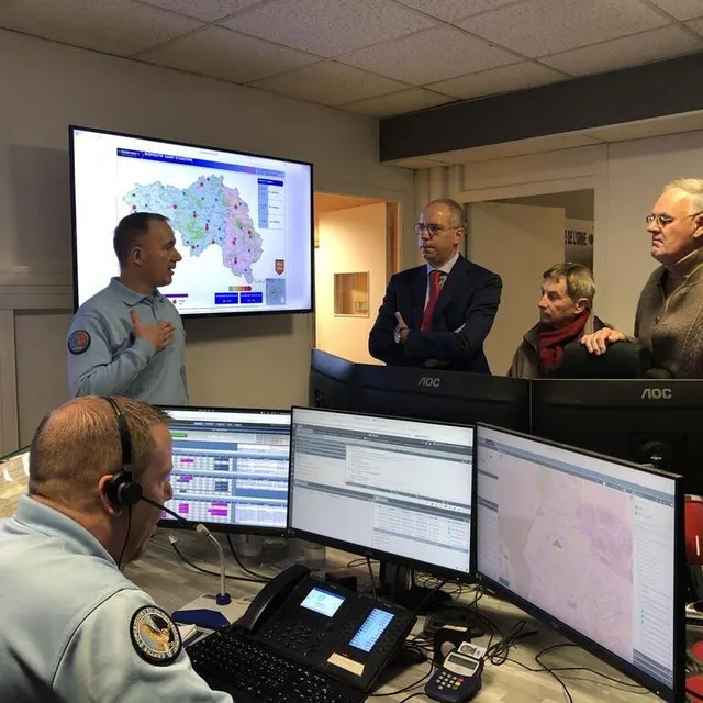 photo le colonel de gendarmerie pierre-olivier benech présente le dispositif de sécurité des gendarmes pour la nuit de la saint-sylvestre au préfet sébastien jallet, au maire d’alençon joaquim pueyo, et à christophe de balorre, président du conseil départemental, au sein du corg (centre d’opérations et de renseignement de la gendarmerie).  ©  ouest-france