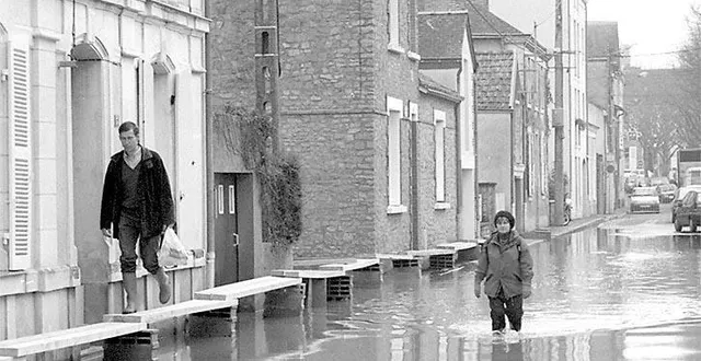 photo  les habitants de sablé-sur-sarthe les pieds dans l’eau pour le début du xxie siècle.  &copy;  archives ouest-france 