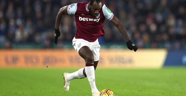 photo  michail antonio avec le maillot de west ham united sur le terrain de leicester, en premier league, quatre jours avant son accident de voiture.  ©  photo alex pantling / getty images via afp 