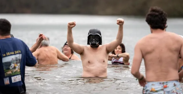 photo  loutres de spay, 1er janvier 2025, bain nouvel an  &copy;  le maine libre - xavier sarrat 