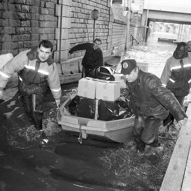 photo inondations au mans (sarthe) en janvier 1995. ici, avenue olivier-heuzé, les sapeurs-pompiers en intervention.  ©  archives ouest-france