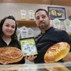 photo  julie et guillaume gaugain de la boulangerie-pâtisserie au moulin sucré à solesmes proposent des fèves originales inspirées de lieux touristiques et patrimoniaux du pays sabolien. 
