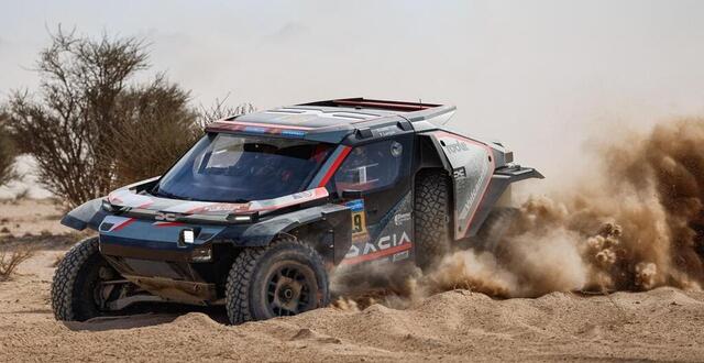 photo  sébastien loeb, ici au volant de sa dacia sandrider lors d’essais privés pour le dakar 2025, vise un premier sacre.  ©  photo : frederic le floc h / dppi via afp 