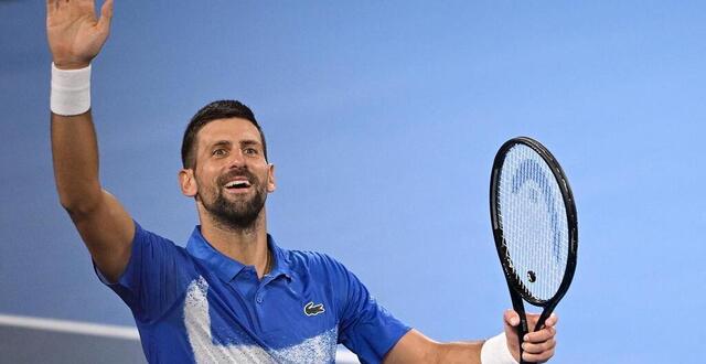 photo  novak djokovic écarte gaël monfils et se qualifie pour les quarts de finale du tournoi de brisbane.  ©  photo : bradley kanaris / getty images via afp 