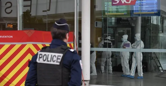 photo  la police technique et scientifique a effectué des prélèvements sur la scène de crime, dans le hall de la gare d’angers saint-laud.  &copy;  co – laurent combet 
