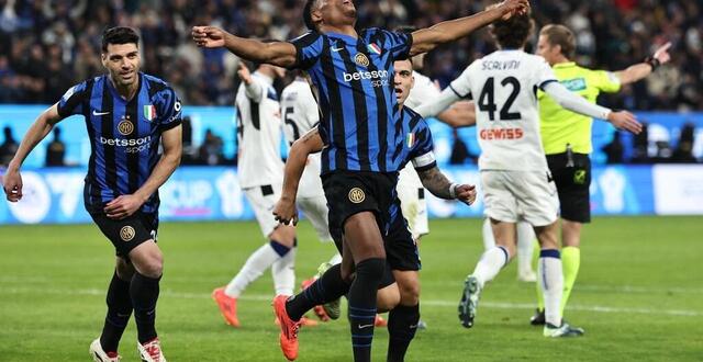 photo l’inter milan a dominé l’atalanta bergame 2 à 0 grâce à un doublé de denzel dumfries, jeudi à ryad, pour décrocher son billet pour la finale de la supercoupe d’italie. © photo : fadel senna / afp