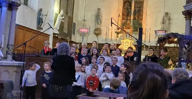photo  la chorale mosaïque et celle des petits écoliers du sivos ont offertun très beau concert en duo pour noël au sein de l’église de théligny.  &copy;  le maine libre 
