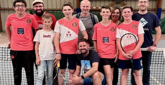 photo  au centre, jean-charles rioton, avec une partie des jeunes champions départementaux 2024 de l’abti.  &copy;  ouest-france 