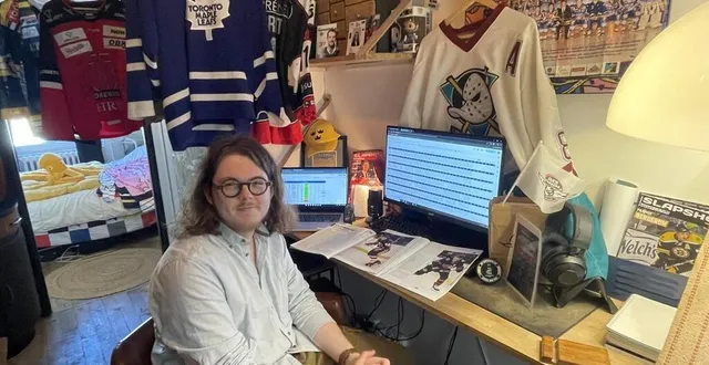 photo  dans son bureau entièrement dédié au hockey sur glace, nino bourge-maldinez décortique les matches des ducs d’angers.  &copy;  rb 