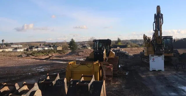 photo  baugé, décembre 2024. les travaux sont lancés sur le site du futur écoquartier de baugé, présenté comme « un balcon sur la ville ».  &copy;  agathe le nueff 